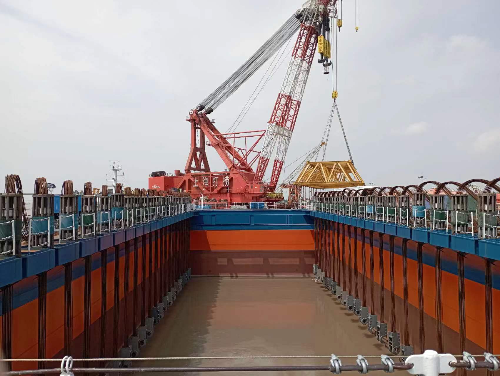 長江口二號(hào)古船成功整體打撈出水!